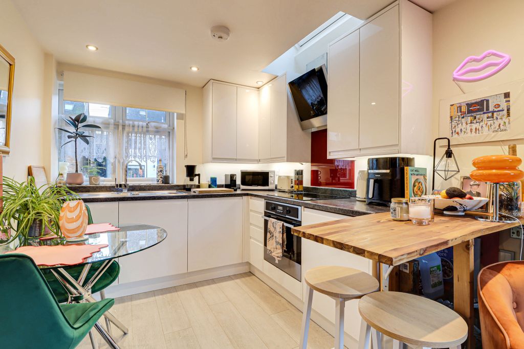 Property photo 3 of 7 Kitchen
