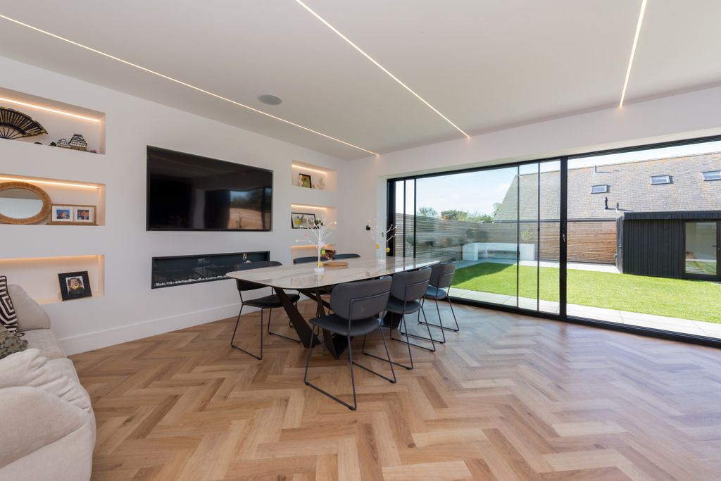 Property photo 3 of 28 Dining Area