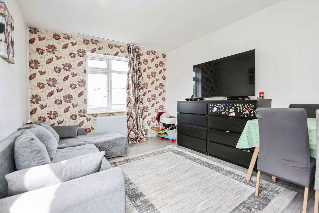 Property photo 3 of 13 Lounge