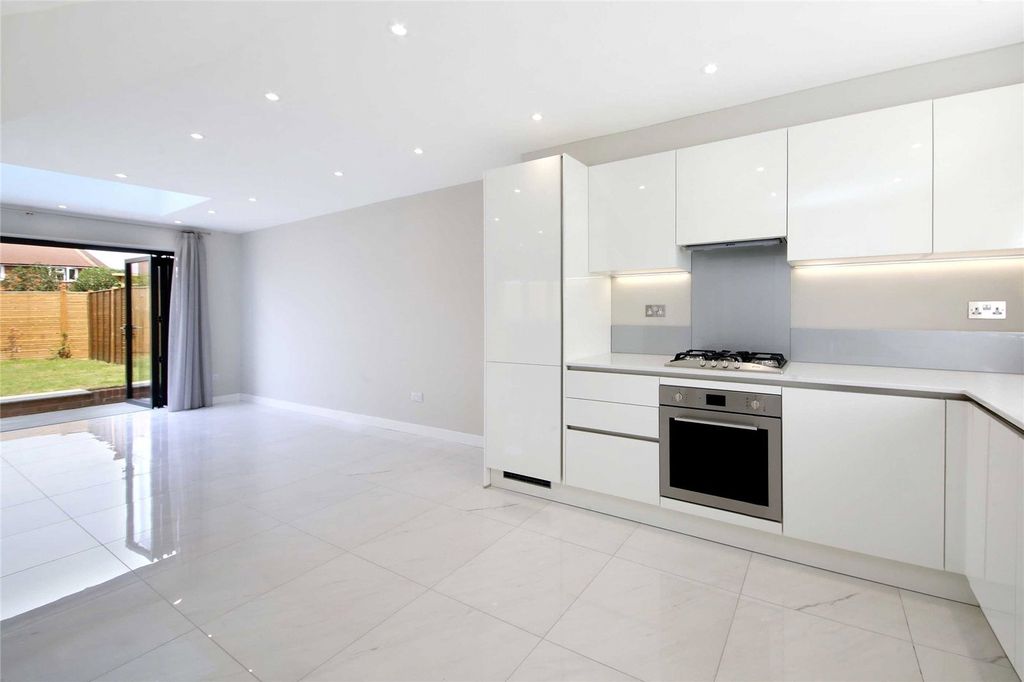 Property photo 2 of 10 Kitchen