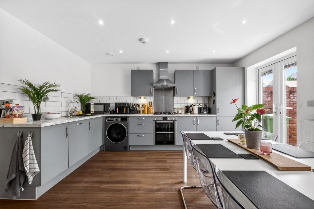 Property photo 3 of 15 Kitchen Dining Room (2)