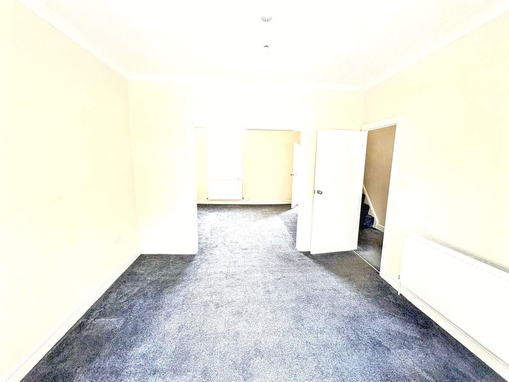 Property photo 3 of 10 Living Room