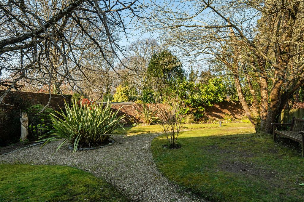Property photo 2 of 12 Communal Gardens