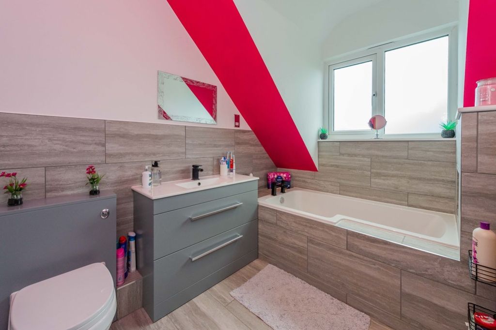 Property photo 3 of 19 Family Bathroom Emilydimelowewemovewhitchurchandna