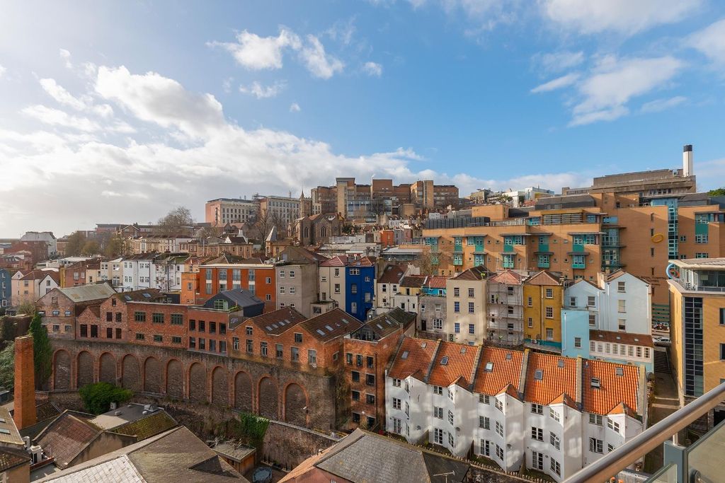 Property photo 2 of 22 11N04Occ - Balcony E.Jpg