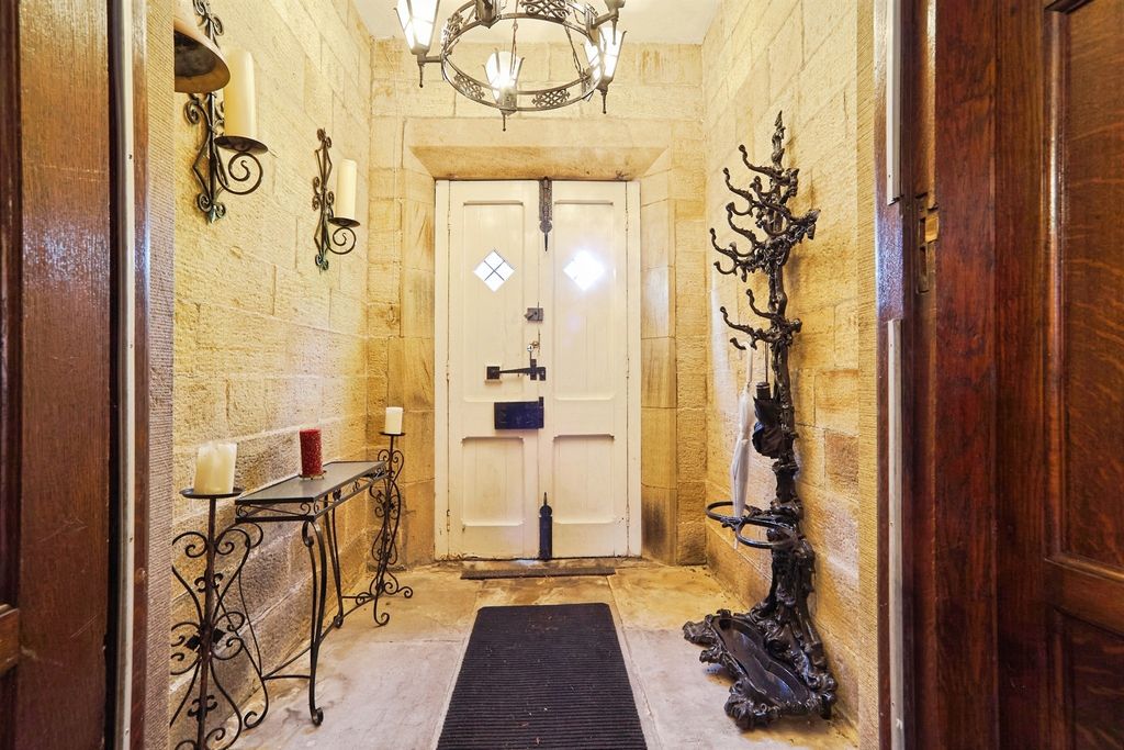 Property photo 3 of 33