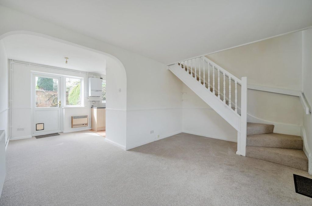 Property photo 2 of 17 Netley Close 4 (7).Jpg