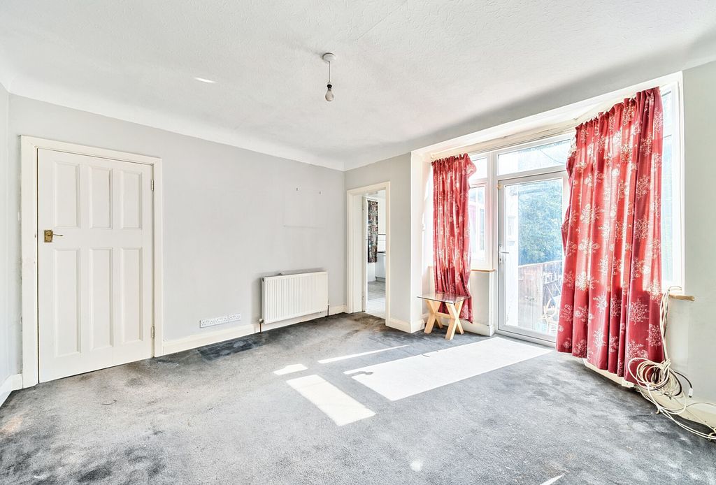 Property photo 1 of 9 1298372-12-682c42...