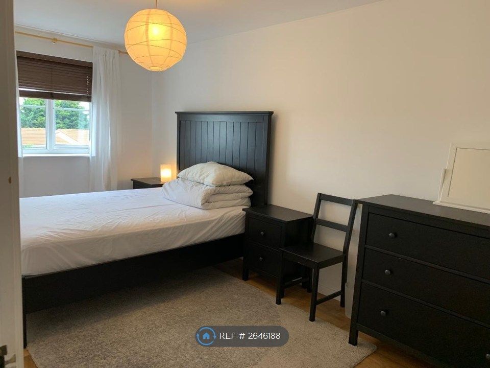 Property photo 3 of 8 Ensuite Bedroom