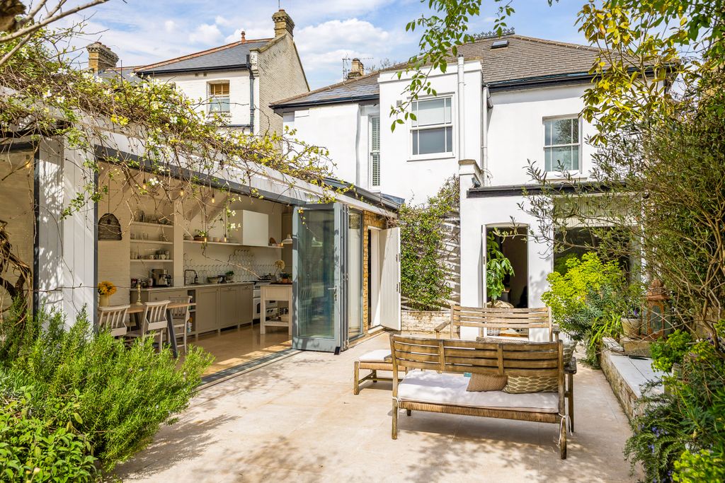 Property photo 1 of 18