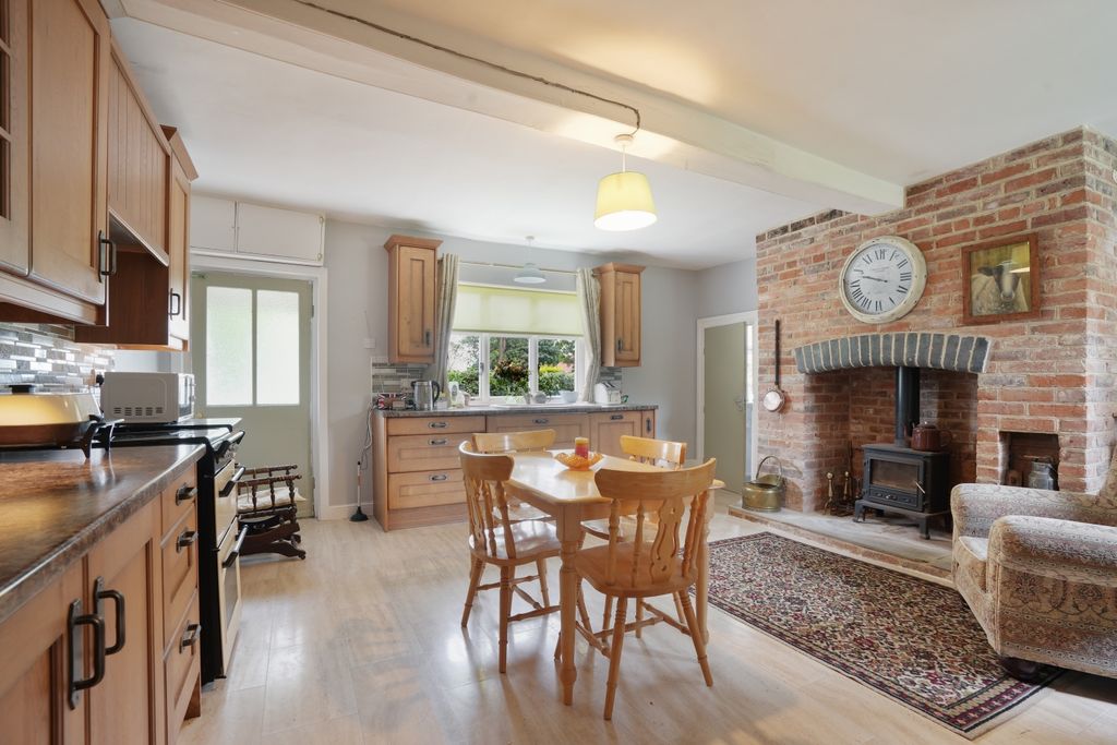 Property photo 3 of 24 Ewemove Estate Agent Scunthorpe South - Kitchen