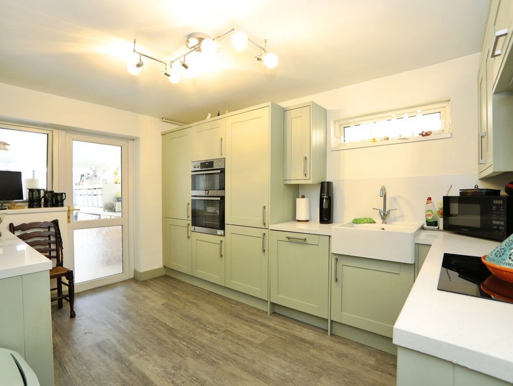 Property photo 3 of 18 Kitchen