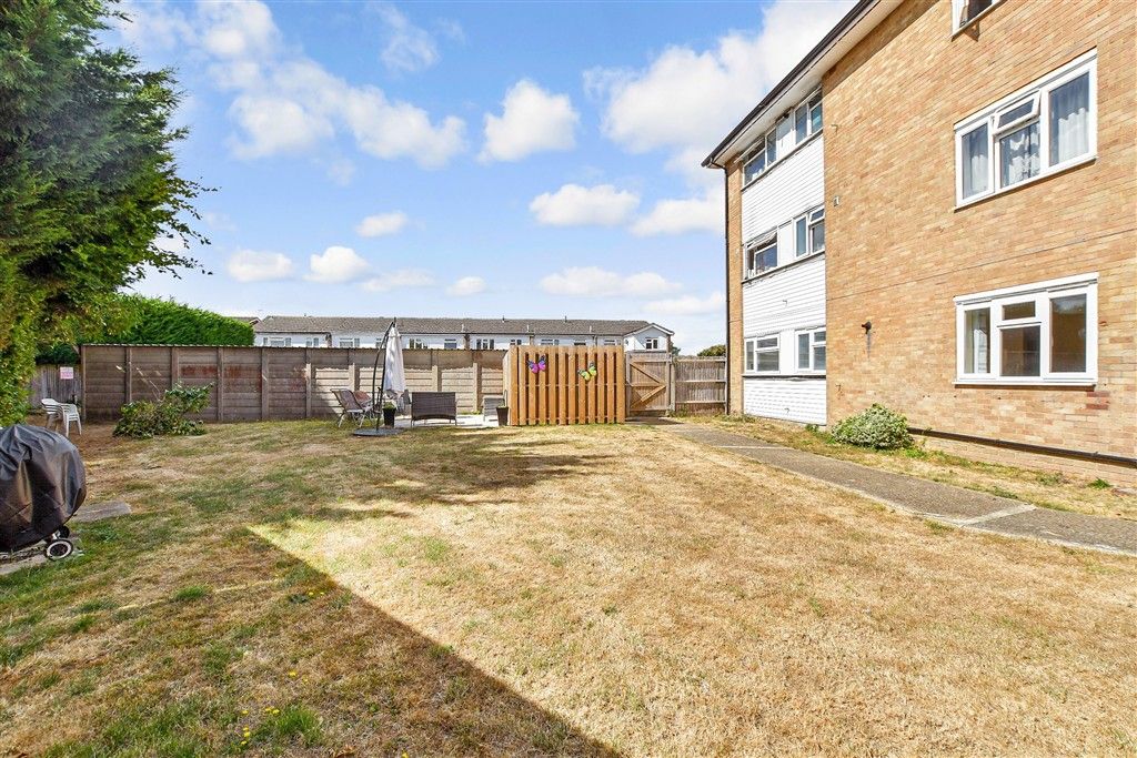 Property photo 2 of 11 Communal Gardens