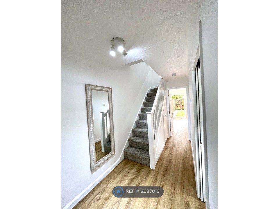 Property photo 3 of 24 Corridor