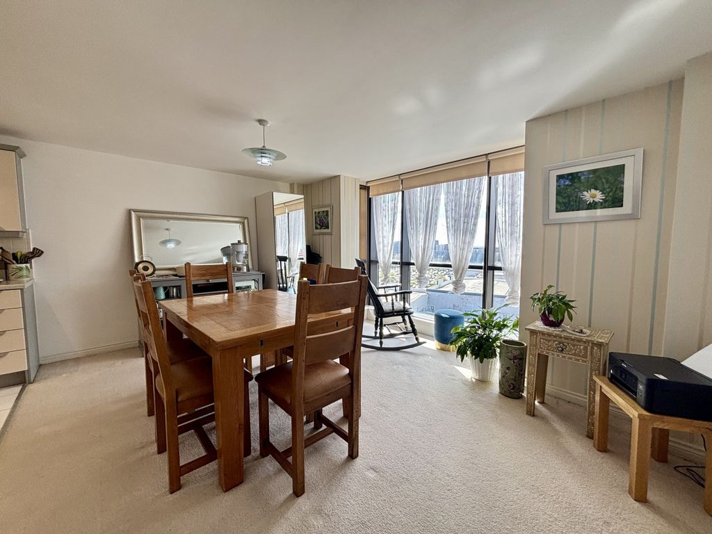 Property photo 2 of 18 Image00008