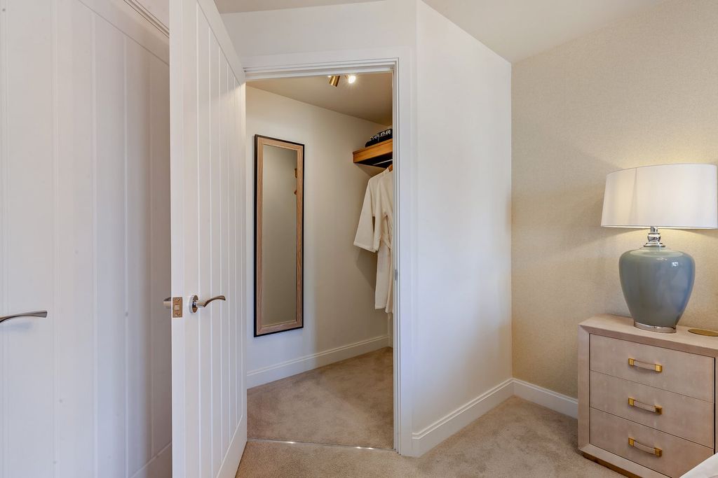 Property photo 3 of 9 Walk-In Wardrobe