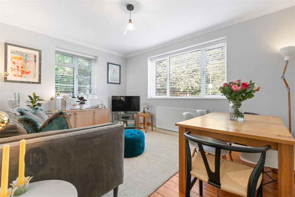Property photo 1 of 7 Living/Dining Room