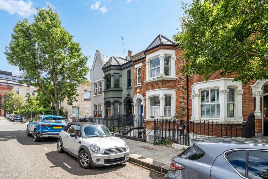 Property photo 2 of 28 Upcerne Road, Sw10, Martin &amp; Co (3)