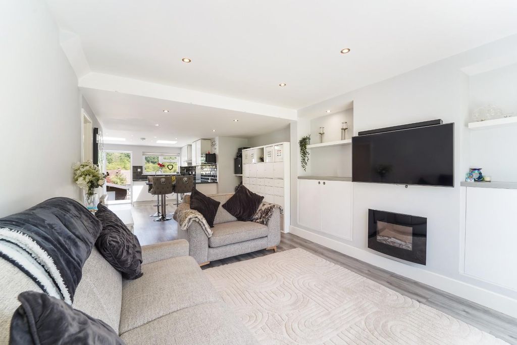 Property photo 2 of 14 Beechen Lane