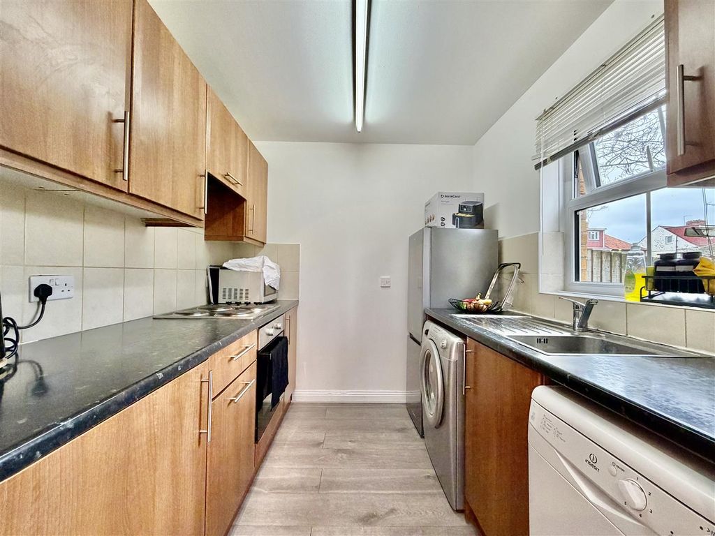 Property photo 3 of 9 Kitchen