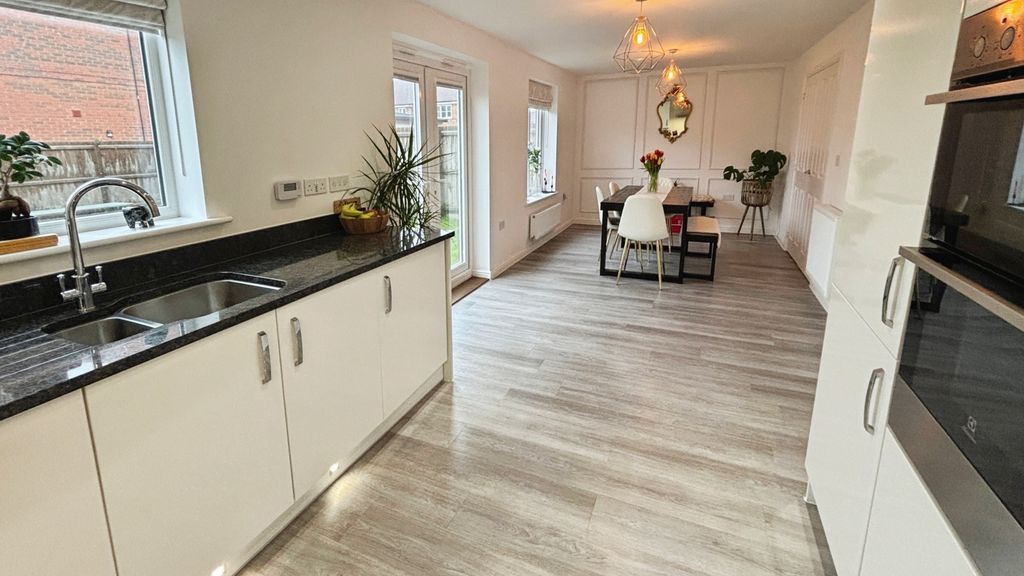 Property photo 3 of 20 Kitchen Diner