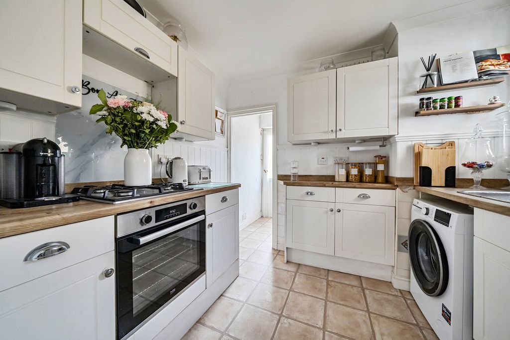 Property photo 3 of 18 Kitchen