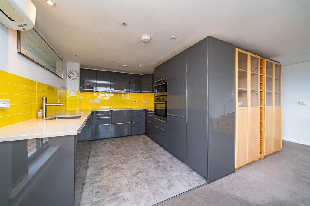 Property photo 3 of 28 34-Blackfriars-Court-06384.Jpg