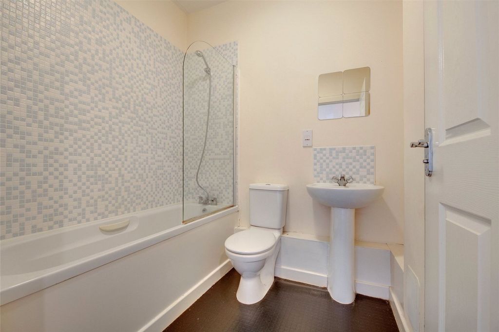Property photo 3 of 10 Bathroom