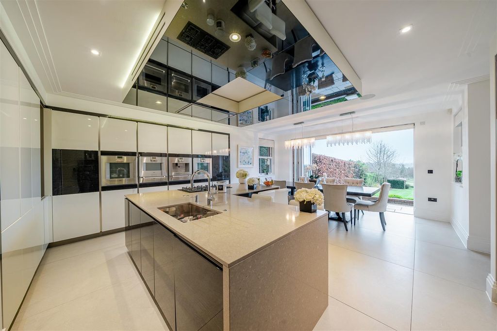 Property photo 2 of 35 Kitchen/Diner: