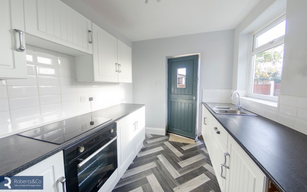 Property photo 3 of 9 Kitchen