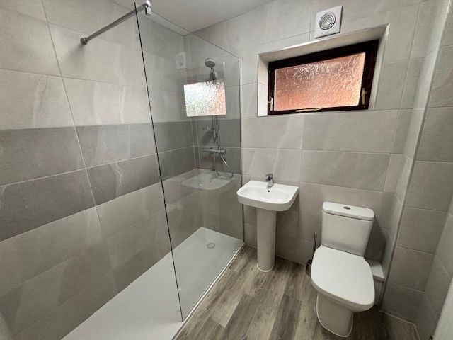 Property photo 2 of 10 Bathroom