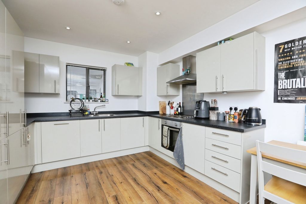 Property photo 2 of 9 Kitchen