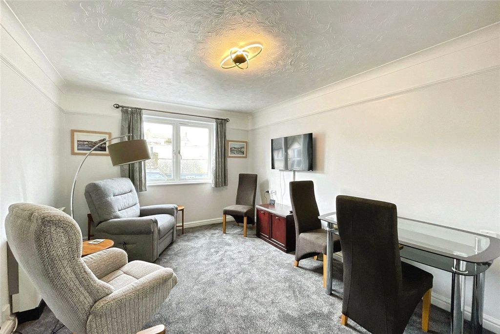 Property photo 2 of 11 Lounge