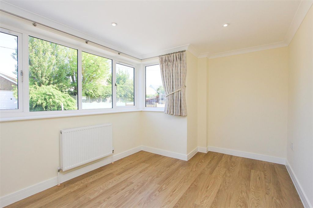 Property photo 3 of 14 St Marys Grove, Seasalter