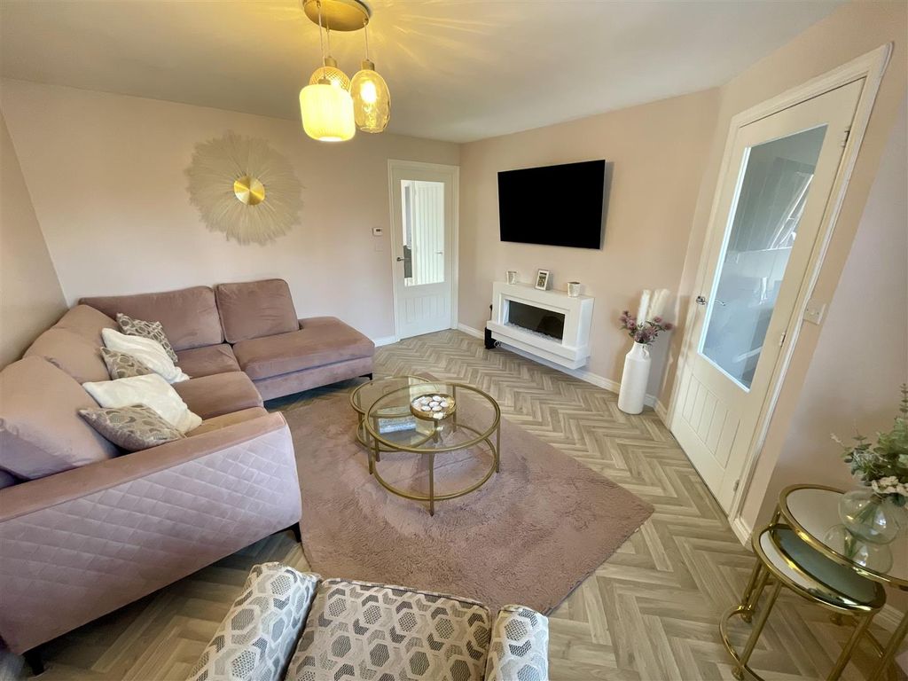 Property photo 3 of 15 Lounge