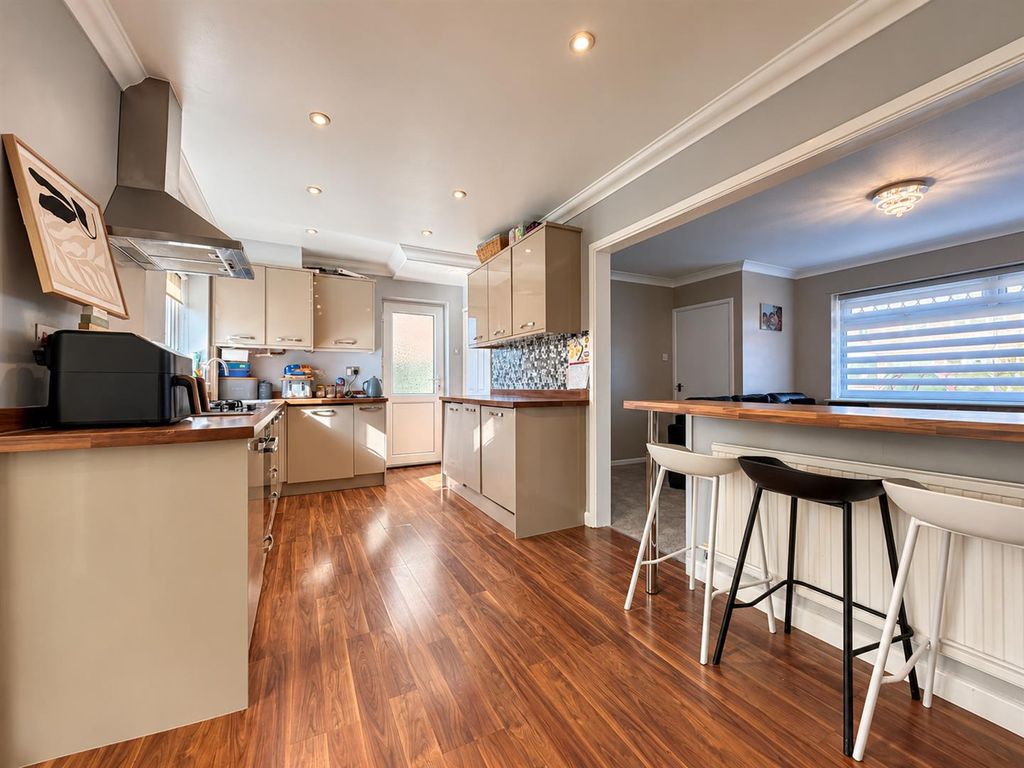 Property photo 2 of 18 Spacious Dining Kitchen