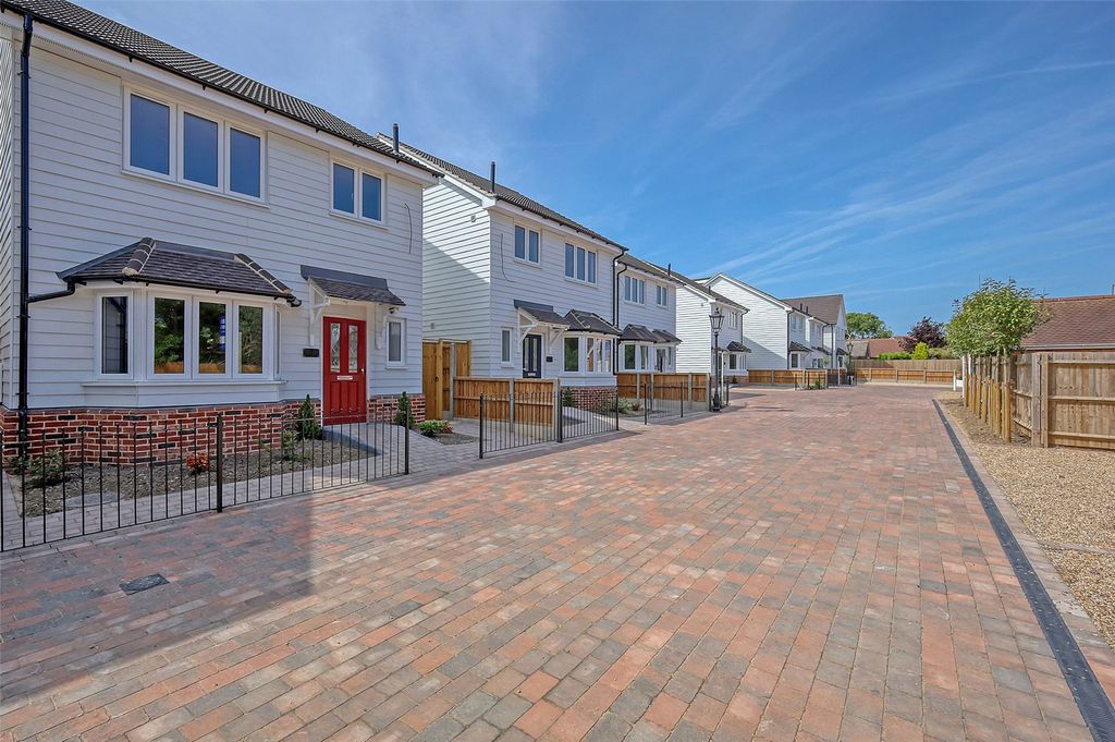 Property photo 1 of 12 Street Scene