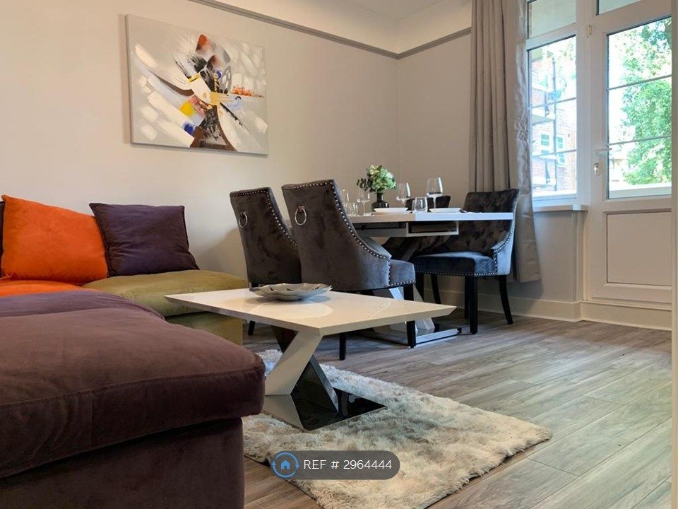 Property photo 2 of 18 Sitting Room