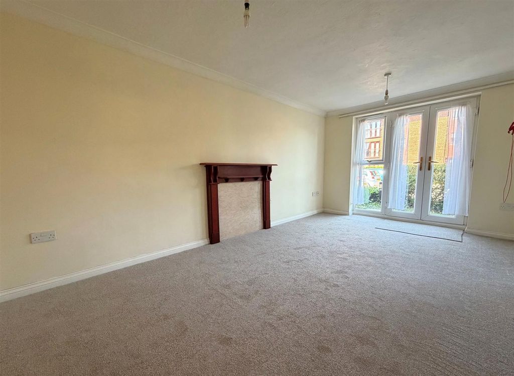 Property photo 2 of 10 Living.Jpg