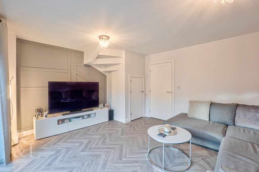 Property photo 3 of 16 12 Ferny Close (12).Jpg