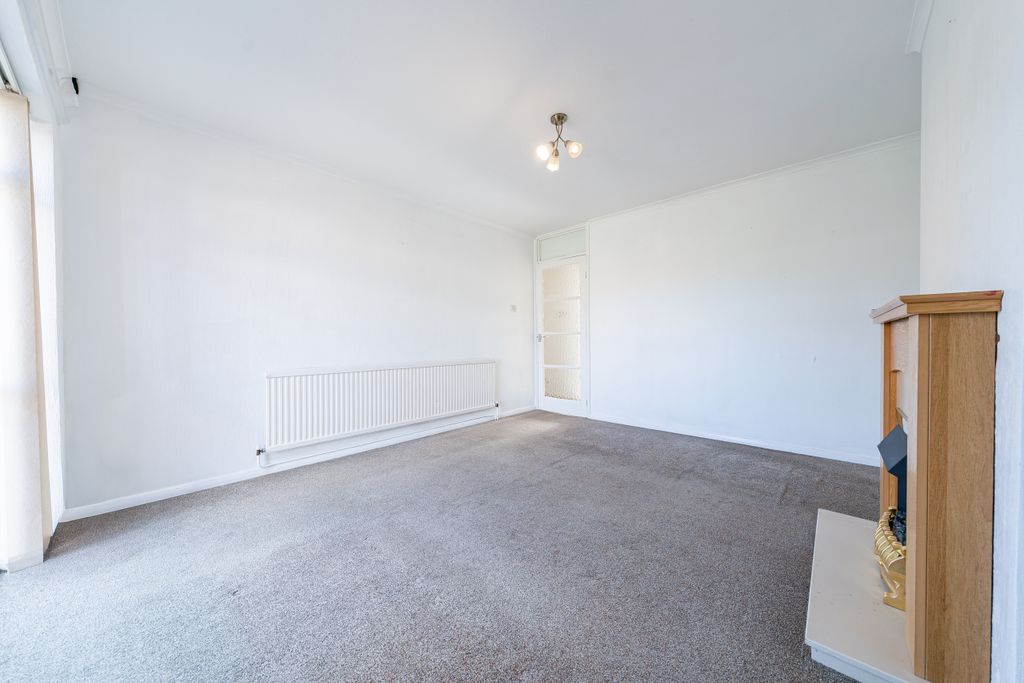 Property photo 3 of 12 .