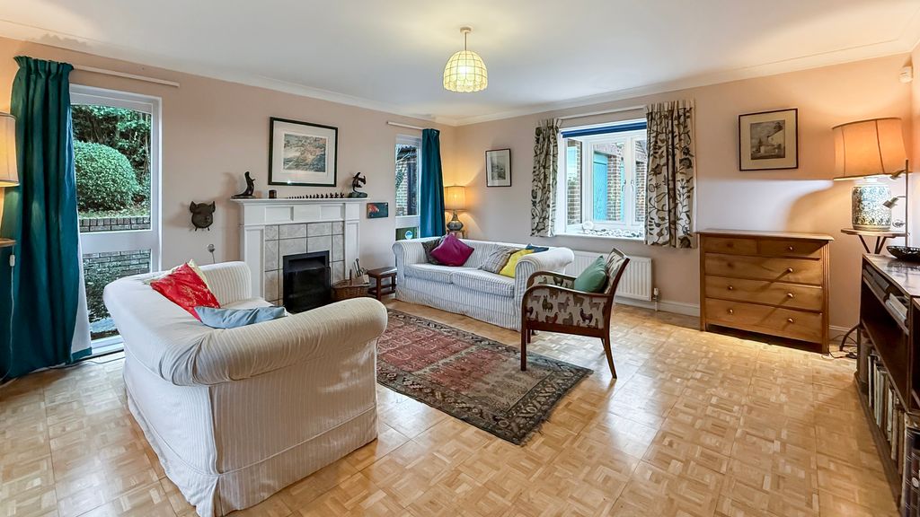 Property photo 2 of 17 Lounge