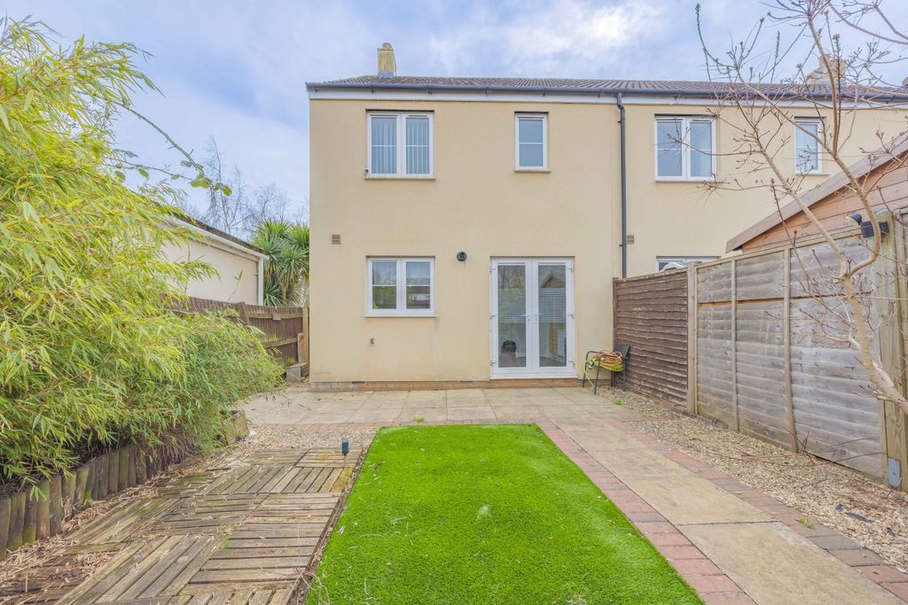 Property photo 2 of 23 Ewemove Taunton - Morse Road (17)