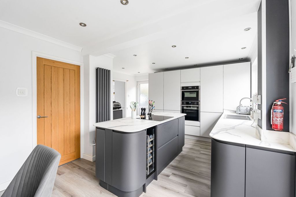 Property photo 2 of 31