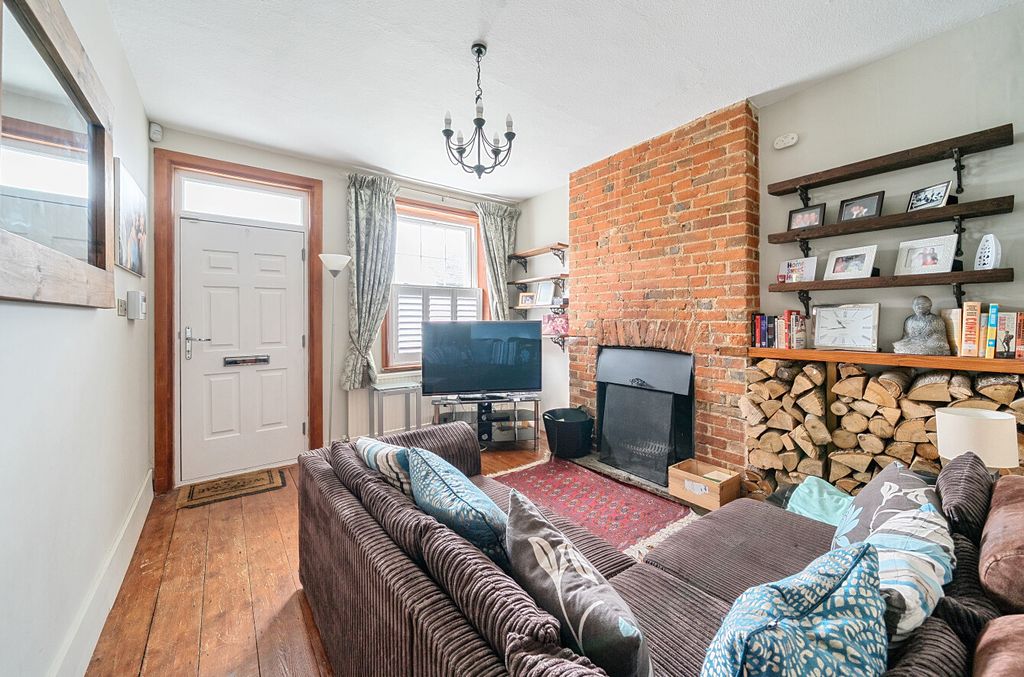Property photo 2 of 11 1299822-10-68401c...
