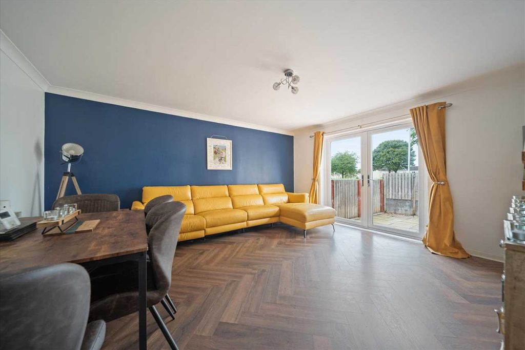 Property photo 2 of 17 Lounge