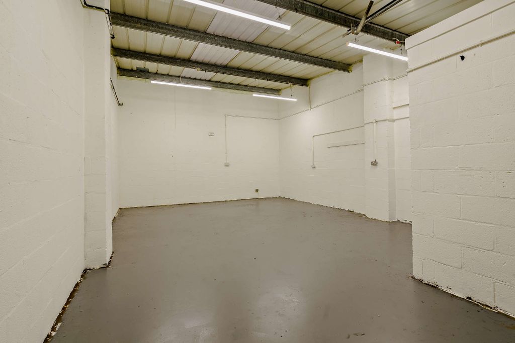 Property photo 3 of 4 8526241-Interior01-800