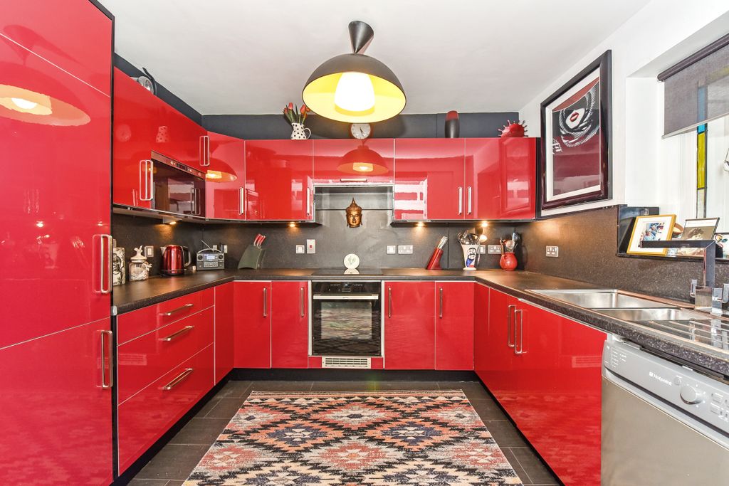 Property photo 3 of 25