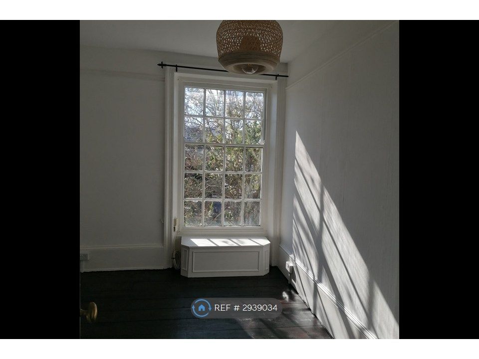 Property photo 1 of 4 Living Room