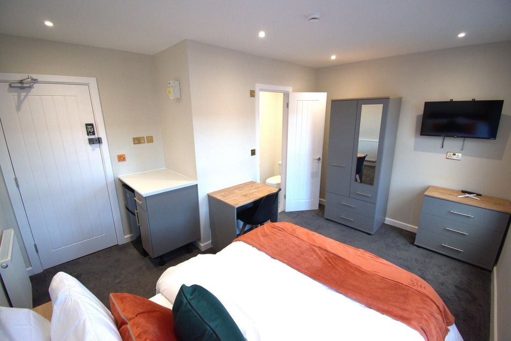 Property photo 3 of 6 Bedroom